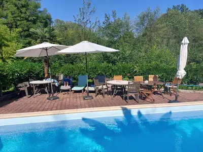 Piscine de l'établissement Le Moulin du Chemin ou située à proximité