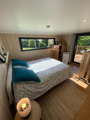 Un ou plusieurs lits dans un hébergement de l'établissement Tiny et Jacuzzi Charente Maritime