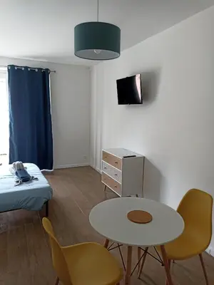 Télévision ou salle de divertissement dans l'établissement Studio ruffec 10