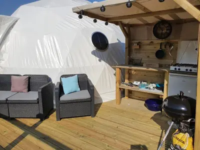 Coin salon dans l'établissement Moulin Du Pommier Glamping & Camping