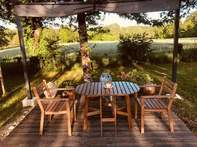 Jardin de l'établissement Roulotte La Chouette des Granges