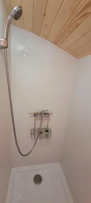 Salle de bains dans l'établissement Roulotte La Chouette des Granges
