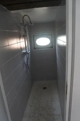 Salle de bains dans l'établissement Maison de village spacieuse et confortable