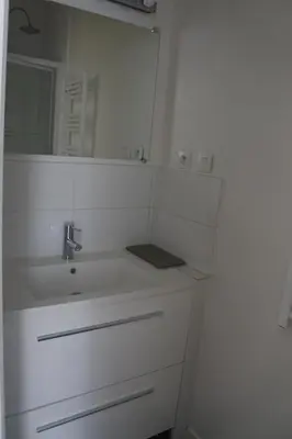 Salle de bains dans l'établissement Maison de village spacieuse et confortable