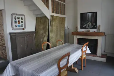 Télévision ou salle de divertissement dans l'établissement Maison de village spacieuse et confortable