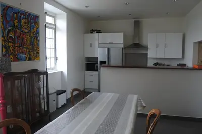 Cuisine ou kitchenette dans l'établissement Maison de village spacieuse et confortable