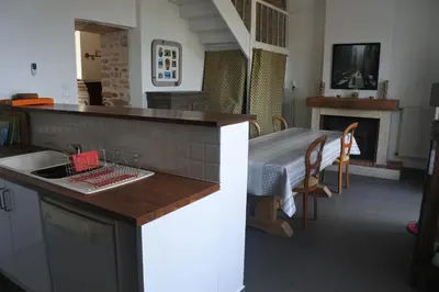 Cuisine ou kitchenette dans l'établissement Maison de village spacieuse et confortable