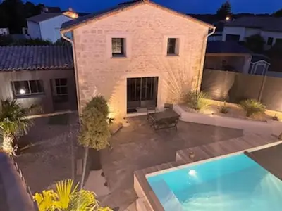 Piscine de l'établissement Jolie maison en pierres avec piscine et parking ou située à proximité