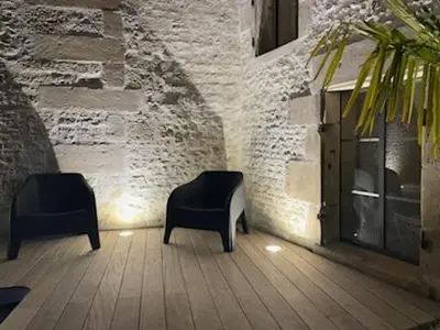 Coin salon dans l'établissement Jolie maison en pierres avec piscine et parking