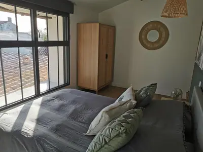 Un ou plusieurs lits dans un hébergement de l'établissement Jolie maison en pierres avec piscine et parking