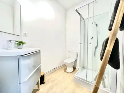 Salle de bains dans l'établissement Le OSLO, à 50m de la gare TV connecté+Fibre