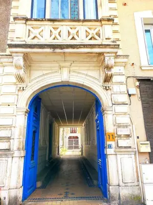 Façade ou entrée de l'établissement Le Martel, à 50m de la gare Fibre