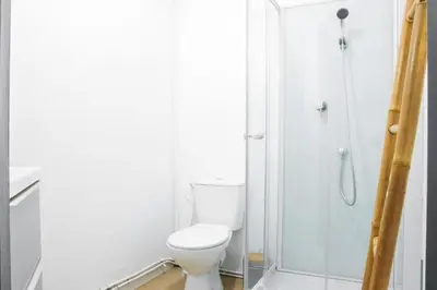 Salle de bains dans l'établissement Le Martel, à 50m de la gare Fibre