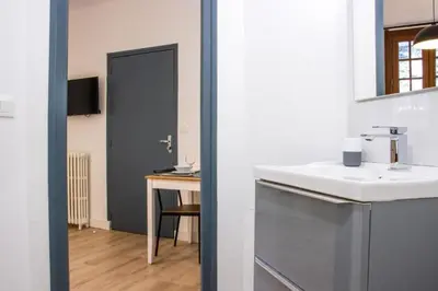 Cuisine ou kitchenette dans l'établissement Le Mélusine , à 50m de la gare de Poitiers