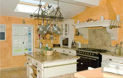 Cuisine ou kitchenette dans l'établissement Amazing Home In Rioux