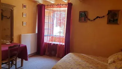 Un ou plusieurs lits dans un hébergement de l'établissement La Maison prés du ruisseau Chambre jaune