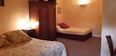 Un ou plusieurs lits dans un hébergement de l'établissement La Maison prés du ruisseau Chambre jaune