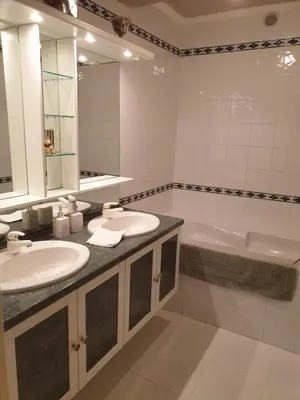 Salle de bains dans l'établissement La Maison prés du ruisseau Chambre jaune