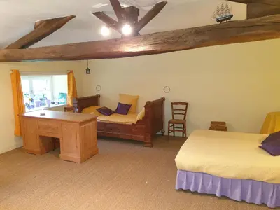 Un ou plusieurs lits dans un hébergement de l'établissement La Maison prés du ruisseau Chambre jaune