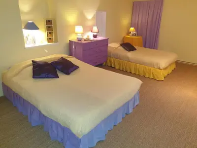 Un ou plusieurs lits dans un hébergement de l'établissement La Maison prés du ruisseau Chambre jaune