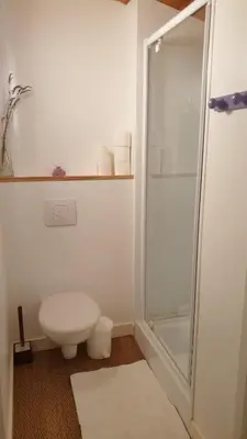Salle de bains dans l'établissement La Maison prés du ruisseau Chambre jaune