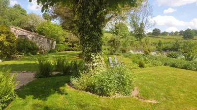 Jardin de l'établissement La Maison prés du ruisseau Chambre jaune