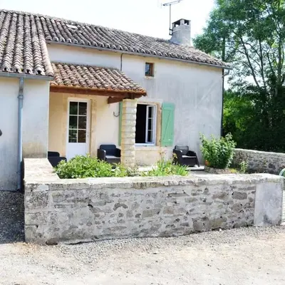 Maison charismatique à Saint-Germier avec jardin clôturé.