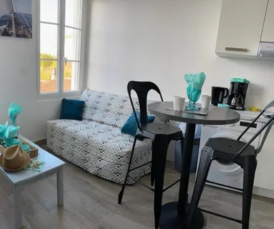Coin salon dans l'établissement Le Logis de Virginie - climatisé