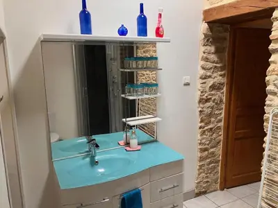Salle de bains dans l'établissement Les Gîtes de La Croix Liaud
