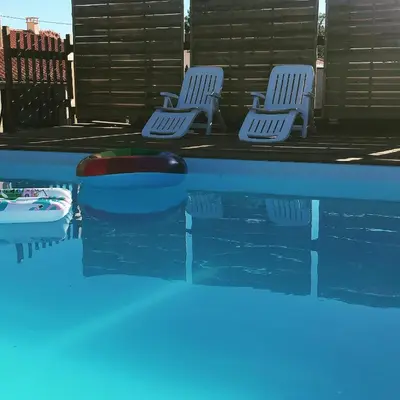 Piscine de l'établissement Les Gîtes de La Croix Liaud ou située à proximité