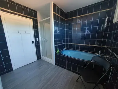 Salle de bains dans l'établissement Le Pressoir de Marsac