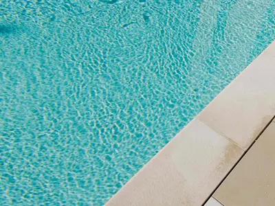 Piscine de l'établissement ibis Budget La Rochelle Centre gare ou située à proximité