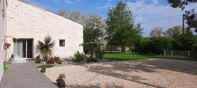 Jardin de l'établissement Gite 4 personnes avec piscine entre Saintes et Royan