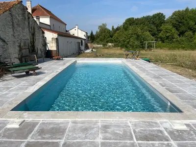 Piscine de l'établissement La Maison du Petit Jacques - Mirabelle Cottage ou située à proximité
