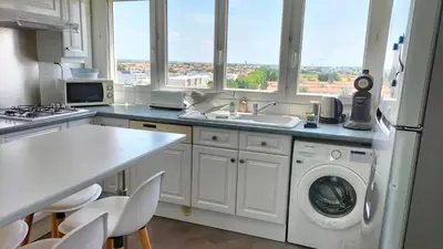 Cuisine ou kitchenette dans l'établissement Grand appartement lumineux vue mer