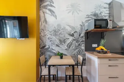 Cuisine ou kitchenette dans l'établissement Cosy Apparts Saintes