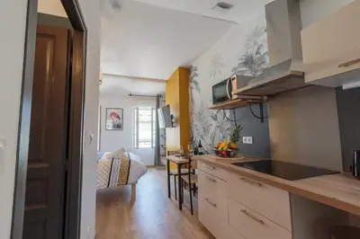 Cuisine ou kitchenette dans l'établissement Cosy Apparts Saintes