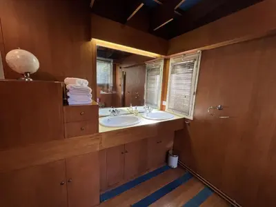Salle de bains dans l'établissement L'escale au Port Miniature de Saint Savinien