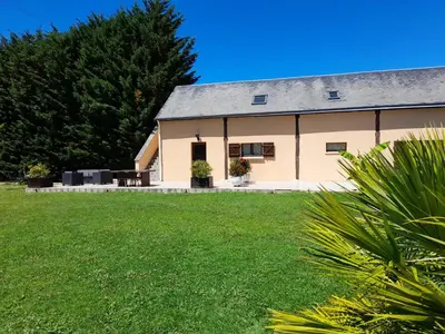 Jardin de l'établissement Longère restaurée avec piscine chauffée, terrasse et barbecue à Archigny - FR-1-541-89