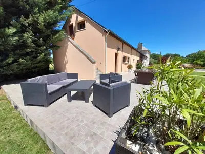 Jardin de l'établissement Longère restaurée avec piscine chauffée, terrasse et barbecue à Archigny - FR-1-541-89
