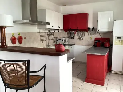 Cuisine ou kitchenette dans l'établissement Maison chaleureuse 2 chambres