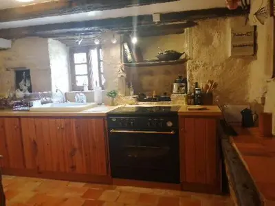 Cuisine ou kitchenette dans l'établissement Two bedroom Stone Cottage