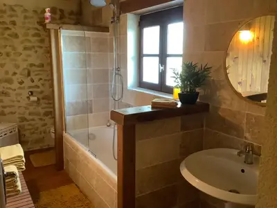 Salle de bains dans l'établissement Gîte vallée magique Panissaud