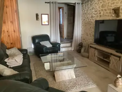 Télévision ou salle de divertissement dans l'établissement Gîte vallée magique Panissaud