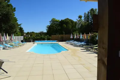 Piscine de l'établissement La Maison des Grands Bambous - L'Angoumois L'Aunis La Saintonge La Boutonne ou située à proximité