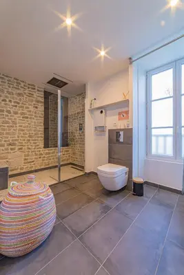 Salle de bains dans l'établissement Les gîtes du château