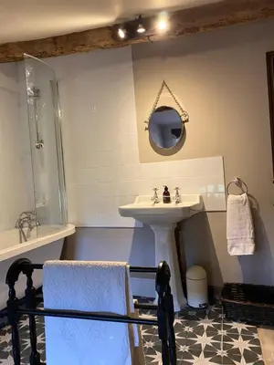 Salle de bains dans l'établissement La Cour Blanche
