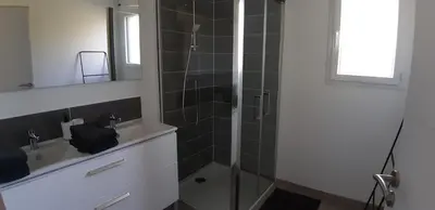 Salle de bains dans l'établissement Maison neuve 66 bis