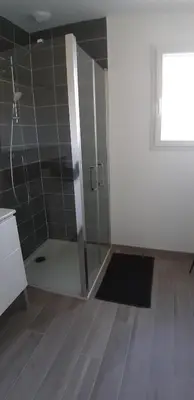 Salle de bains dans l'établissement Maison neuve 66 bis