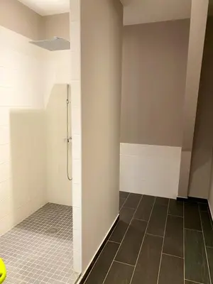 Salle de bains dans l'établissement Manoir majestueux à Chaniers avec piscine privée